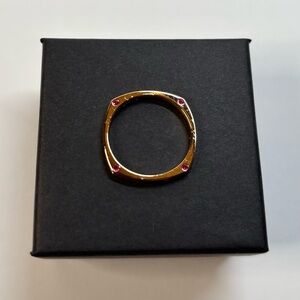 18k rose gold-plated square band ring with magenta stones